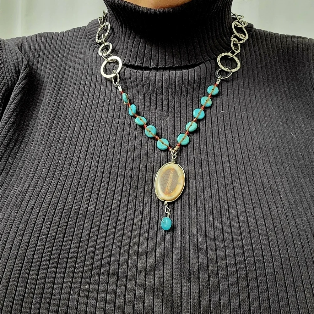 ✨ Turquoise Colored Beaded Necklace with Silver Chain & Pendant ✨ - Picture 4 of 5